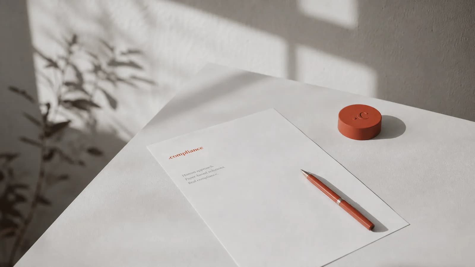 Escritorio de trabajo de un equipo de cumplimiento
